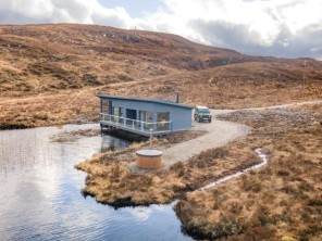 1 Bedroom Lochside Boathouse Bothy with Private Hot Tub near Tomich, Highlands, Scotland